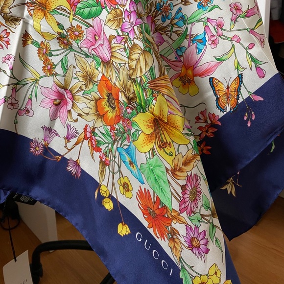 NEW Authentic Gucci silk scarf - Picture 2 of 10